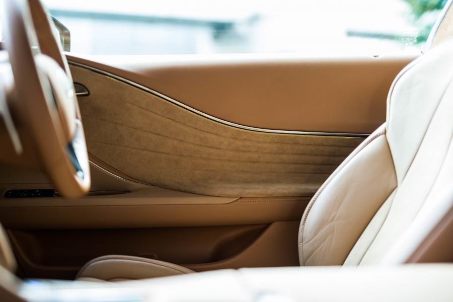 Детали интерьера Lexus LC500 2017 года  (JP) (фото 33 из 40)
